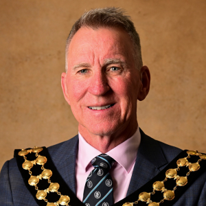 Headshot of Cr Kevin Mack, Mayor AlburyCity wearing the chain of office